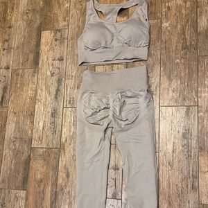 Workout set with scrunch butt never worn!